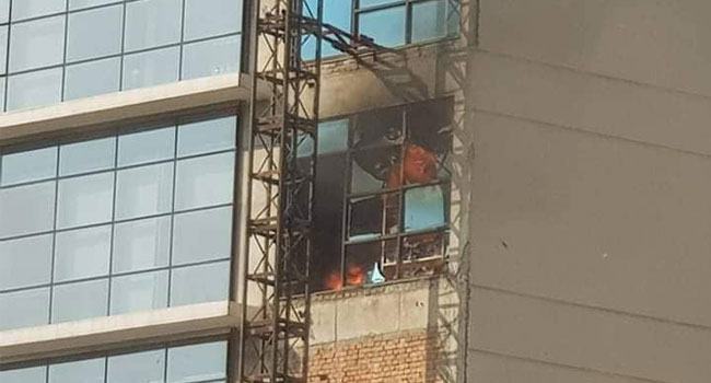 পল্টনের ডিআর টাওয়ারে আগুন, নিয়ন্ত্রণে কাজ করছে ৯ ইউনিট
