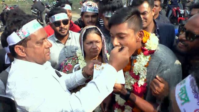 মাশরাফির বাবা-মায়ের হাতে মিষ্টি খেলেন অভিষেক
