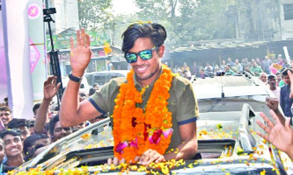 আকবরকে জড়িয়ে মায়ের কান্না