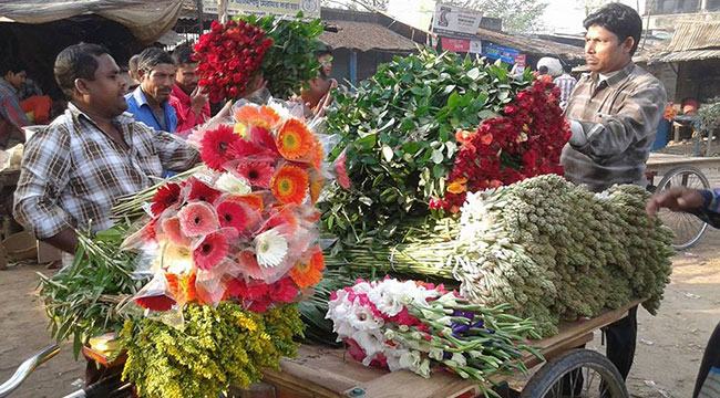 ফাল্গুন নিয়ে বিড়ম্বনা : ফুলের দামে আগুন
