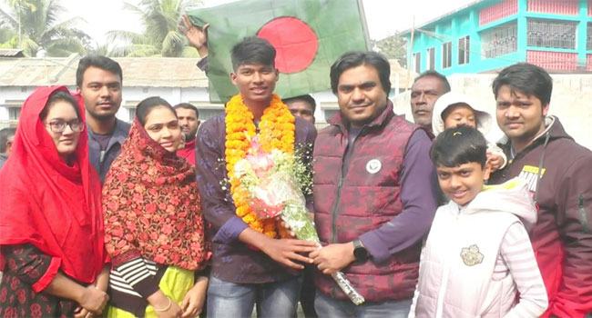 ১০ কি. মি. সাইকেল চালিয়ে প্রাকটিসে যাওয়া সেই শাহীন এখন বিশ্বচ্যাম্পিয়ন
