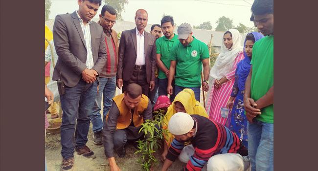 ভালবাসা দিবস পালিত হলো অসহায় মানুষের পাশে দাঁড়িয়ে