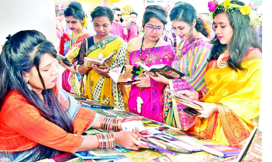 বসন্ত-ভালোবাসায় একাকার গ্রন্থমেলা