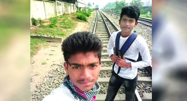 চলন্ত ট্রেনের সামনে সেলফি নিতে গিয়ে মৃত্যু