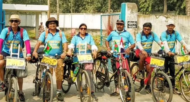 ভাষাশহীদদের শ্রদ্ধা জানাতে বাইসাইকেলযোগে ৭ ভারতীয়ের ঢাকা যাত্রা