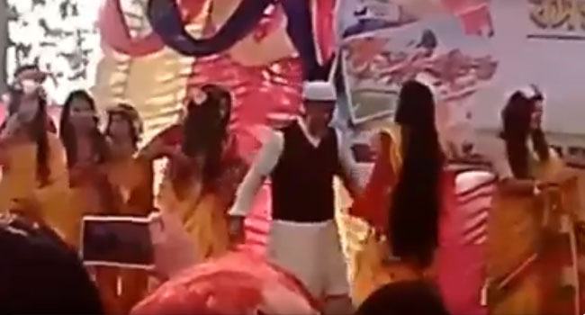 ভাষার মাসে ছাত্রীদের সাথে হিন্দি গানে নেচে ভাইরাল অধ্যক্ষ