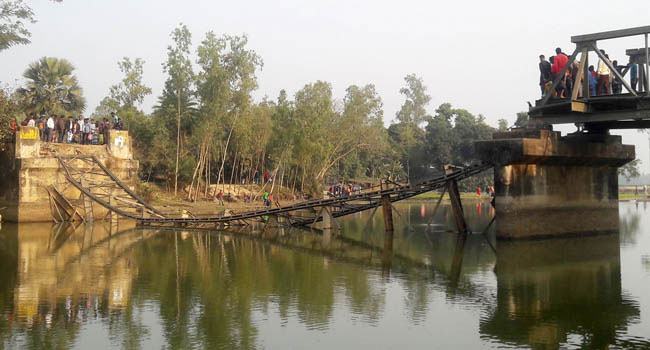 ধুনটে বেইলী সেতু ভেঙ্গে ট্রাক পানিতে