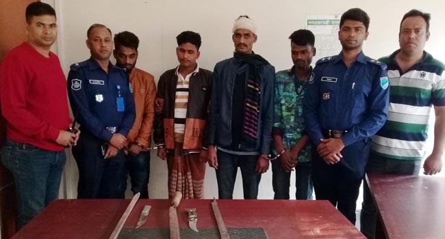 ডাকাতি করতে পুলিশের গাড়ি গতিরোধ, চার যুবক আটক