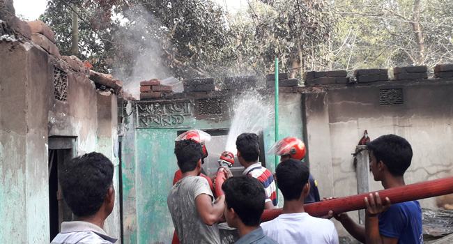 রাণীনগরে অগ্নিকাণ্ডে ৬টি ঘর পুড়ে ছাই