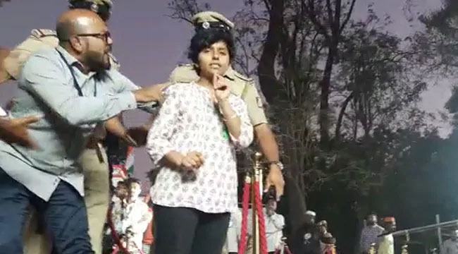 মেয়ের ‘পাকিস্তান জিন্দাবাদ’ স্লোগান কীভাবে নিয়েছেন তার বাবা?