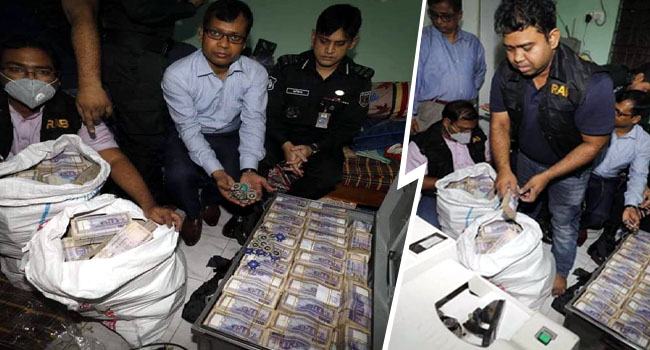 দুই আ’লীগ নেতার বাসা থেকে ২৬ কোটি টাকাসহ স্বর্ণালঙ্কার জব্দ