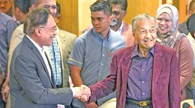 জটিল ঘূর্ণিতে মালয়েশিয়ার রাজনীতি