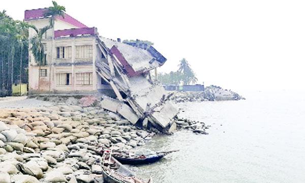 শুকনো মৌসুমেও মেঘনায় ভাঙন  বিলীন হচ্ছে কমলনগরের ৫ গ্রাম