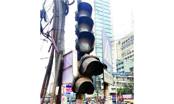ট্রাফিক সিগন্যালিংয়ে কেবলই অপচয়