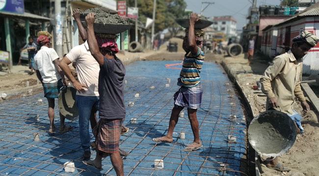 নয়া দিগন্তে সংবাদ প্রকাশের পর হোসেনপুর-পাকুন্দিয়া রাস্তা সংস্কার কাজ ফের শুরু