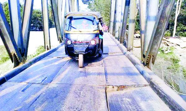 আমতলীতে সওজ-এলজিইডির রশি টানাটানিতে সংস্কার হচ্ছে না সেতু
