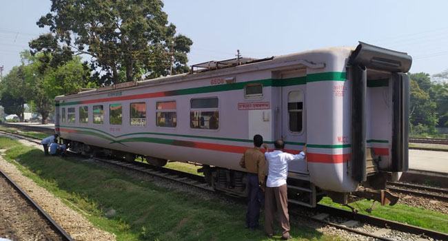 লাকসামে চলন্ত ট্রেনে আগুন, অল্পের জন্য প্রাণে রক্ষা