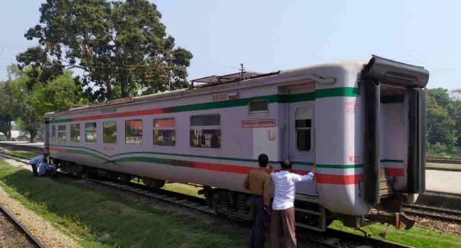 কুমিল্লায় সুবর্ণ এক্সপ্রেসের বগিতে আগুন
