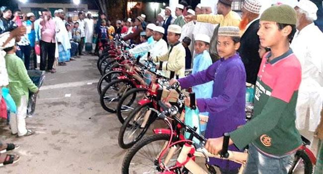 নামাজ আদায় করে পুরস্কার পেলো ৪৩ শিশু-কিশোর