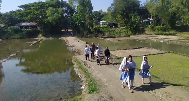 সেতুর অভাবে ২০ হাজার মানুষের ভোগান্তি
