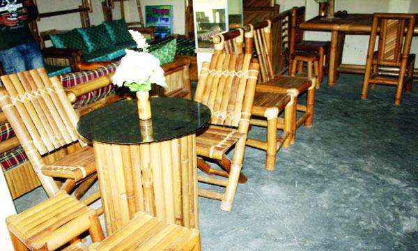 বাঁশ-বেতের ফার্নিচার তৈরি করেন সিরাজ