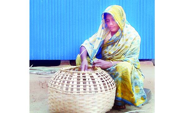 ভিক্ষা ছেড়ে বাঁশ-বেতের কাজে স্বাবলম্বী মনোয়ারা
