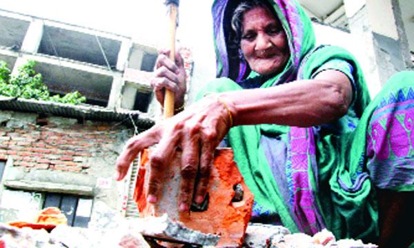 স্বীকৃতি নেই শ্রমজীবী নারীদের কষ্টগাথার