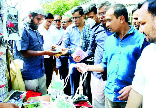 বাজারে মাস্ক নিয়ে মাস্তি