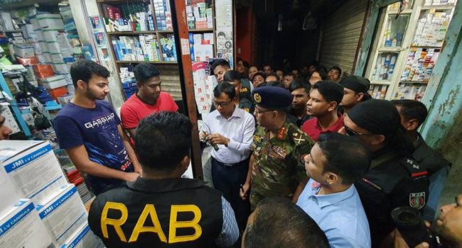 মাস্ক ও স্যানিটাইজার সরবারাহ নিশ্চিতে ওষুধ প্রশাসনের অভিযান