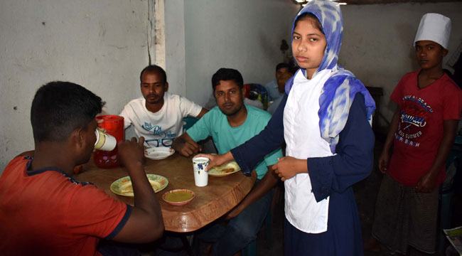 অদম্য মেধাবী টুম্পা এখন হোটেলের কর্মচারী