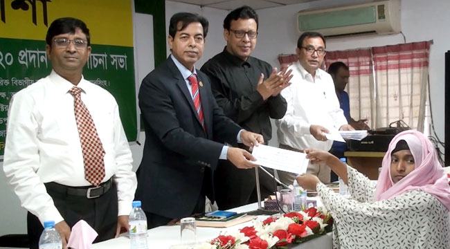 ময়মনসিংহে আশা-বঙ্গবন্ধু উচ্চশিক্ষা বৃত্তি প্রদান