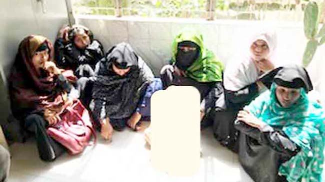 অভিনব কায়দায় ছিনতাই করে এই ৬ নারী