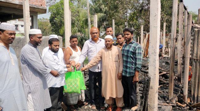 লাকসামে অগ্নিকাণ্ডে ক্ষতিগ্রস্তদের মাঝে জামায়াতের নগদ অর্থ ও পোশাক বিতরণ