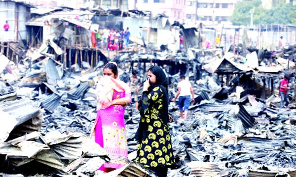 আগুনে সব হারিয়ে তাদের আশ্রয় এখন খোলা আকাশের নিচে