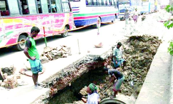 রাস্তা খুঁড়তেই খরচ ৪০০ কোটি টাকা