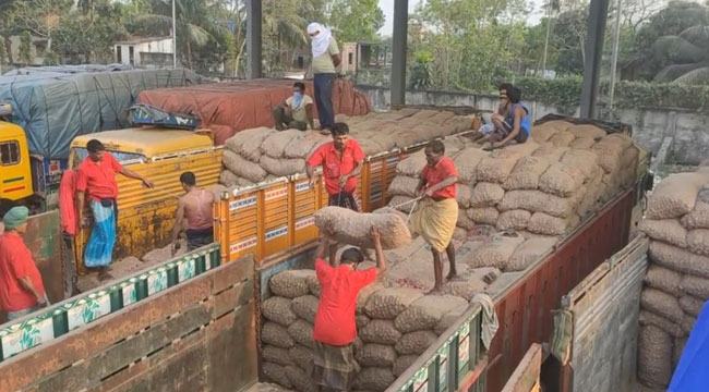 নিষেধাজ্ঞার পর বেনাপোল দিয়ে এলো ৯১ টন পেঁয়াজের প্রথম চালান