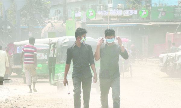 ঢাকার বাতাসে কেবলই ধুলো