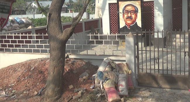 জন্মশতবার্ষিকীতে বঙ্গবন্ধুর ম্যুরালের সামনে আর্বজনার স্তুপ