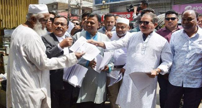 করোনা সচেতনতায় বরিশালে বিএনপির লিফলেট বিতরণ