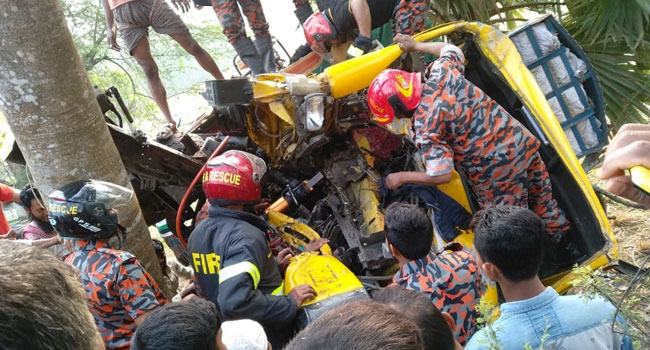 ট্রাক দুর্ঘটনা : পা কেটে বের করা হলো লাশ