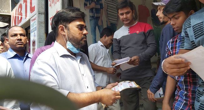 করোনা : রংপুরে এমপি সাদ এরশাদের লিফলেট বিতরণ