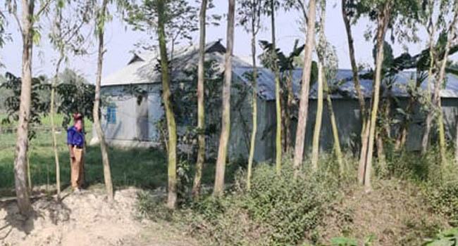 কোয়ারেন্টাইনে থাকা প্রবাসীর পাহারায় গ্রাম পুলিশ
