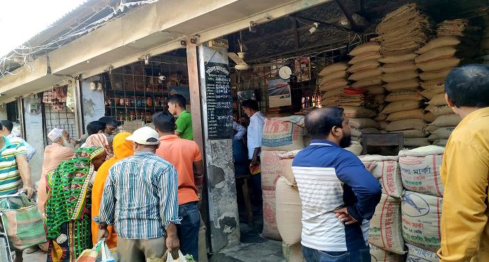 করোনা আতঙ্কের মধ্যে চুয়াডাঙ্গার বাজারে ঈদের ভিড়