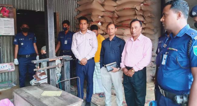 করোনা আতঙ্কে দ্রব্যমূল্য বৃদ্ধি করায় ১৩ প্রতিষ্ঠানকে জরিমানা