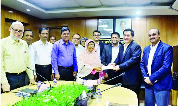 শ্রমিক কল্যাণ তহবিলে ৭৪ লাখ টাকা দিলো টঙ্গী বাটা সু কোম্পানি