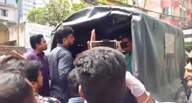 আটক এজেন্টকে ছাড়াতে পুলিশ ভ্যানে উঠে পড়লেন ইশরাক