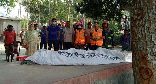 হেডফোন লাগিয়ে কথা বলার সময় ট্রেনে কাটা পড়ে মাদরাসাছাত্রের মৃত্যু