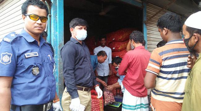 আড়াইহাজারে ম্যাজিস্ট্রেটের উপস্থিতিতে ন্যায্যমূল্যে পেঁয়াজ বিক্রি