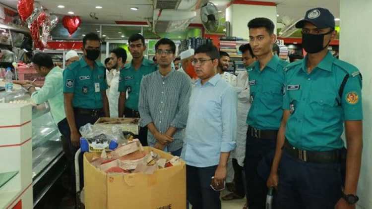 খুলনায় অধিক মূল্যে পণ্য বিক্রি করায় সাড়ে ৪ লাখ টাকা জরিমানা