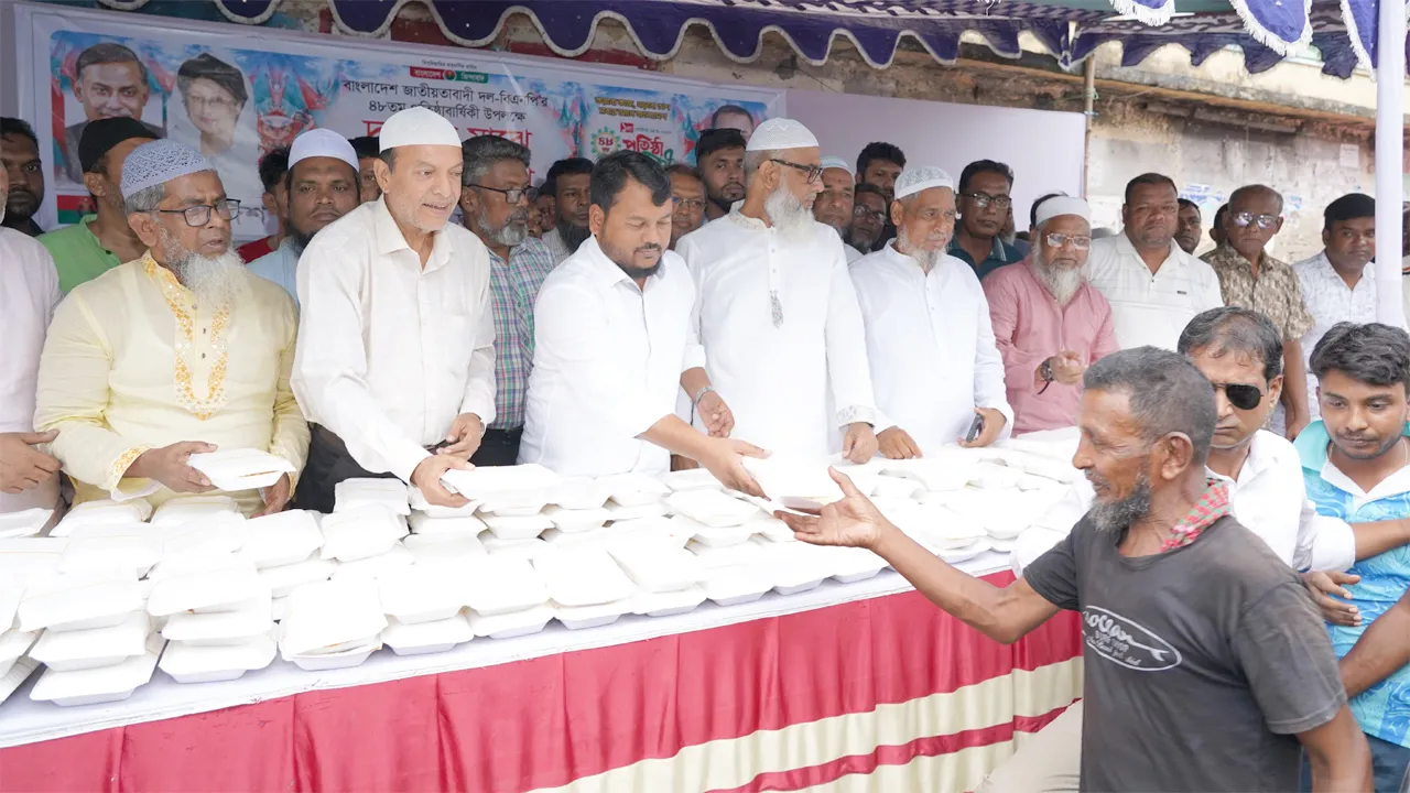 রাজশাহীতে দুস্থদের মাঝে বিএনপির খাবার বিতরণ